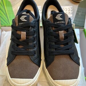 Cariuma OCA Low Black Pebbled Leather / Khaki Suede sneakers